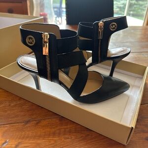 MICHEAL KORS SIZE 8 SHOES